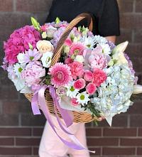 Цветочная композиция из Розы, Хризантемы, Пионы и Лизиантусы в корзине в Мальчевской